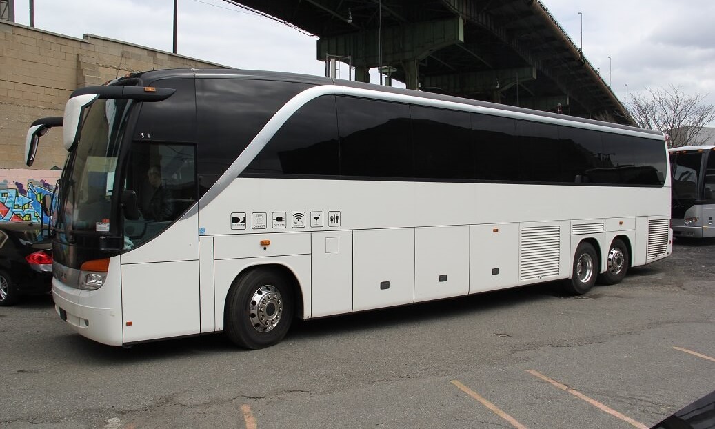 55 passengers luxury bus